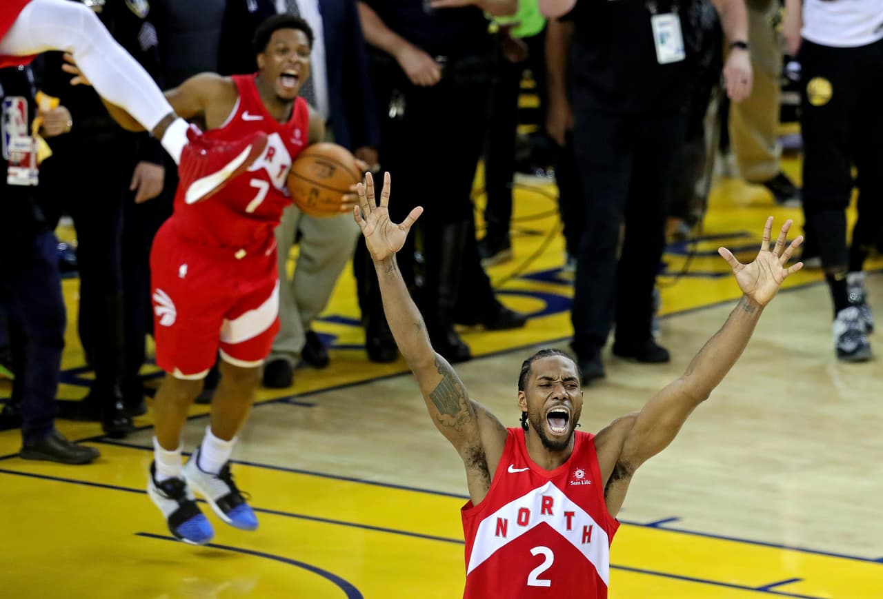 Los Toronto Raptors fueron, por récord, el segundo mejor equipo de la NBA y tras una exitosa, larga y desgastante Postemporada, lograron imponerse a los Golden State Warriors, el amplio favorito para refrendar su título. Dada la gran hazaña que acaban de conseguir los canadienses, así fue como festejaron en la casa del equipo más dominante de la NBA en los últimos cinco años.