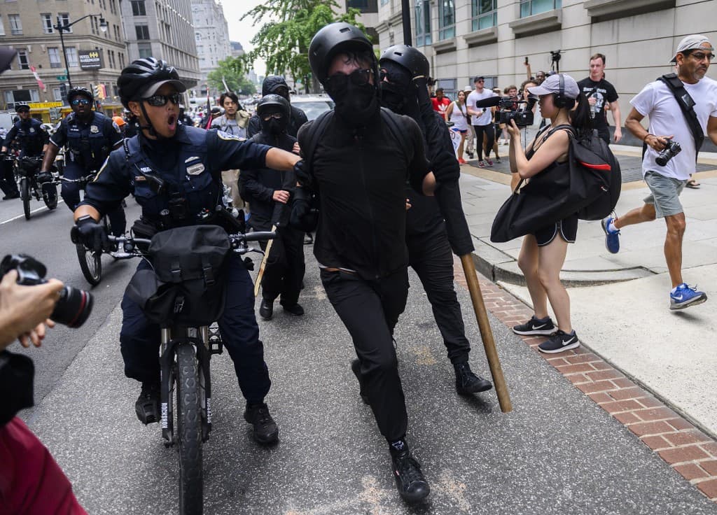 Tanto en bicicleta como a pie, los agentes interrumpieron rápidamente a los manifestantes evitando que miembros encapuchados y vestidos de negro de la izquierda antifascista levantaran barricadas en las calles utilizando cajas de periódicos y sillas derribadas.