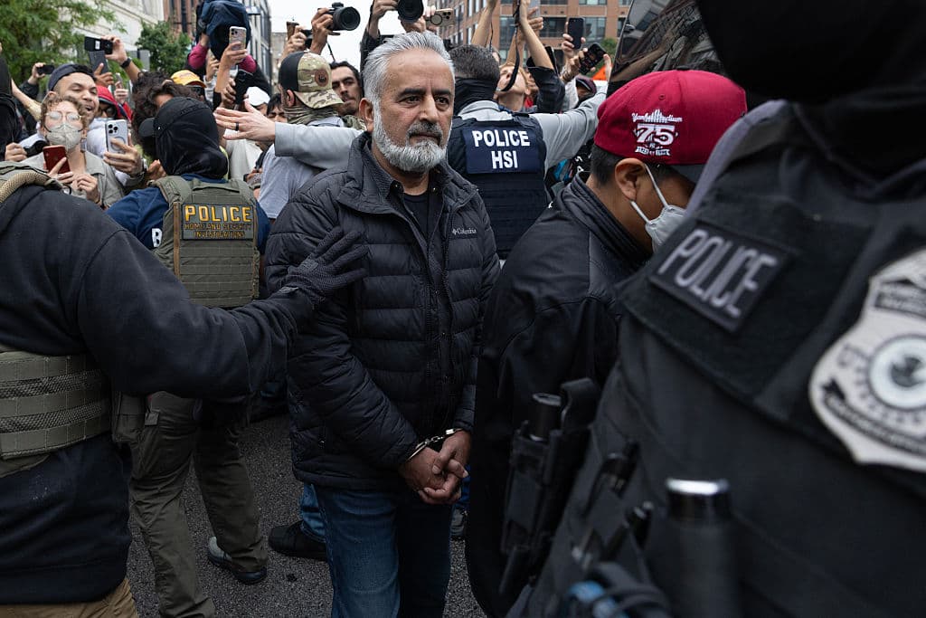 Este programa incluye el Programa de Comparecencia bajo Supervisión Intensiva (ISAP), que utiliza tecnología para asegurar que los inmigrantes asistan a sus audiencias sin ser detenidos. Las medidas pueden incluir el uso de monitores en el tobillo, aplicaciones móviles, visitas regulares a oficinas de ICE y reuniones con oficiales de gestión de casos.