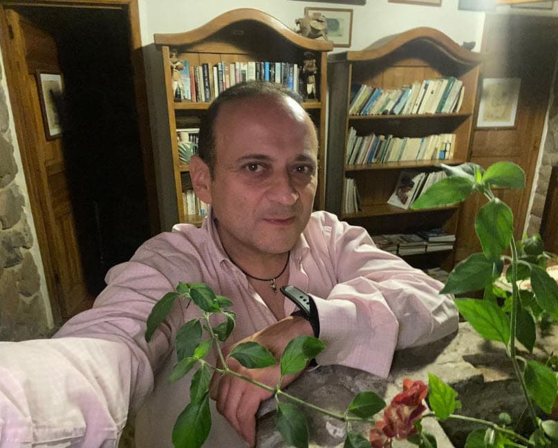 "Que todo mundo apueste a su felicidad y al valor de decir las cosas en vida, eliminando temores, sin pisar a nadie, viviendo con luz y paz. Hoy considero de vital importancia que aquellos jóvenes valiosos que han vivido el pavor de sentirse juzgados por ser diferentes, encuentren en el amor y la unión familiar, la aceptación y el apoyo y crezcan y aporten al mundo de las ideas y los valores", agregó.
<br>