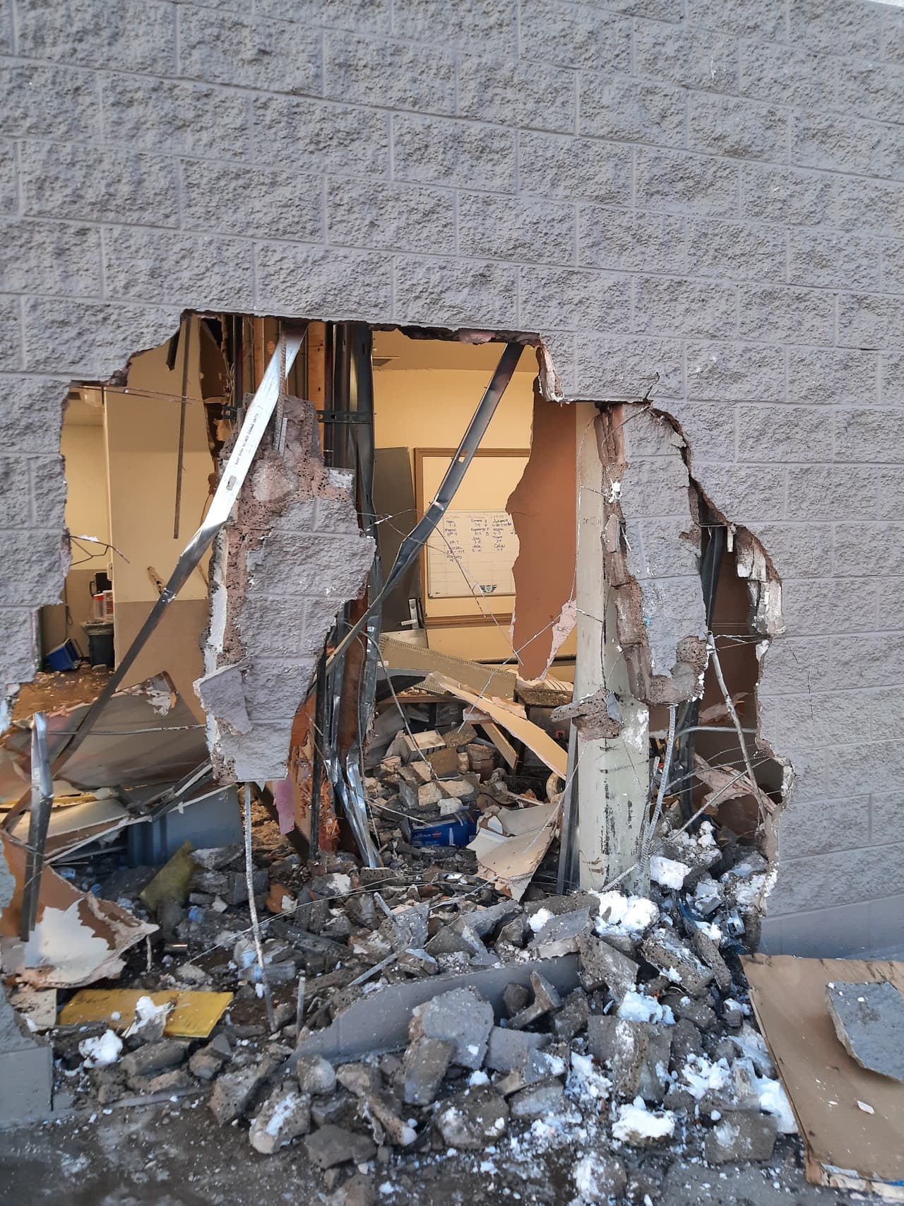 El conductor fue detenido mientras salen las pruebas de consumo de drogas. No se reportaron heridos. 
<br>