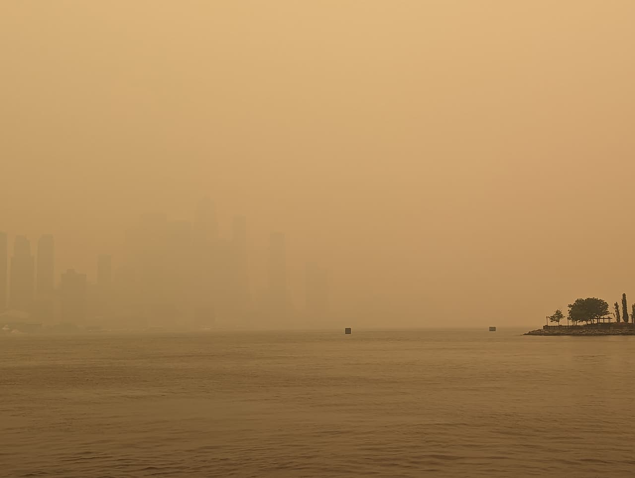 La mezcla de neblina y humo que se cernió sobre la Ciudad de Nueva York durante gran parte del martes se hizo más densa a última hora de la tarde, impidiendo ver Nueva Jersey desde la otra orilla del río Hudson