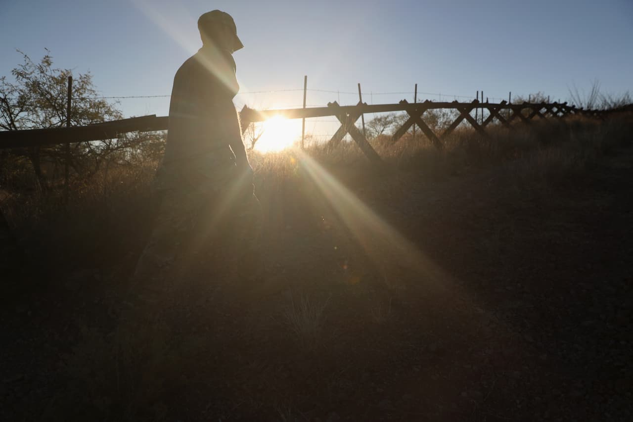 Además de las personas blancas que vienen ayudarme, el segundo grupo es de gente hispana”, indica Foley. En la imagen, el director de Arizona Border Recon recorre un tramo de la barda fronteriza.
<br>