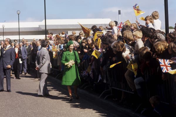 En esta fotografía de 1977, la reina Isabel II conmemoraba
<b>su Jubileo de Plata, sus primeros 25 años como monarca.</b>