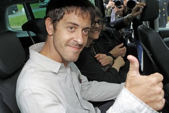 Mayo 30- Las Fuerzas Armadas Revolucionarias de Colombia liberan al periodista francés Romeo Langlois luego de 33 días de haber permanecido secuestrado. Tras haber sido entregado a una misión humanitaria, Langlois aseguró que fue bien tratado por las FARC.