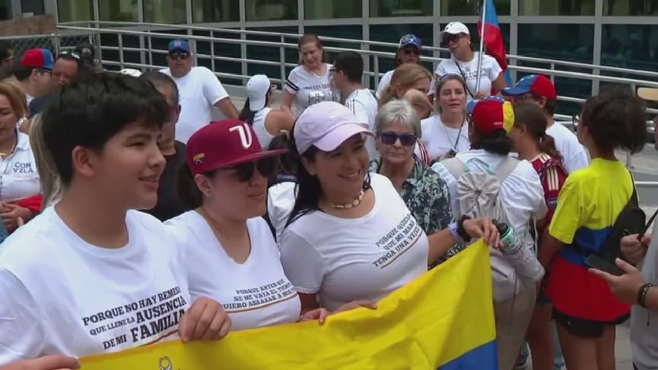 Cientos de venezolanos se dieron cita este domingo en Doral y otros puntos del sur de Florida para expresar lo esperanzados que están con la jornada electoral de este domingo en su país. Los participantes llegaron con banderas, pancartas y globos, además, interpretaron a unísono el himno de Venezuela. En las actividades han estado presentes líderes electos.