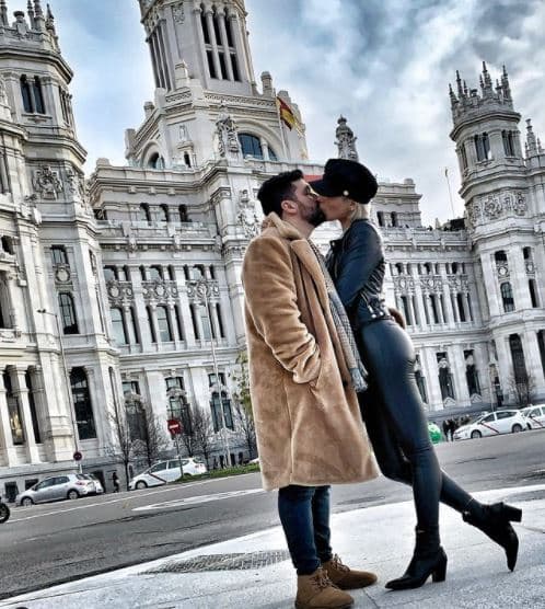 <b>Alejandra Espinoza y Aníbal Marrero</b>
<br>Tras de conocerse en Nuestra Belleza Latina (2007), esta parejita se casó cuatro años después el 10 de septiembre y desde entonces no paran de derrochar amor. Un claro ejemplo de ello es esta fotografía que la conductora compartió con motivo del Día Internacional del Beso y con el siguiente mensaje: "La mejor cosa que haces con tus labios, además de sonreír, es besarme".