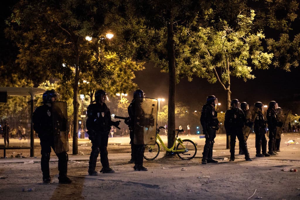 La madrugada en París fue escenario de enfrentamientos entre la Policía y cientos de personas tras la celebración del título de Francia en el Mundial de Rusia 2018.