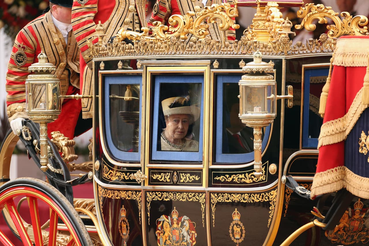 A diferencia de la gran mayoría de las carrozas reales, la carroza real Diamond Jubilee State Coach cuenta con
<b> vidrios eléctricos, calefacción y estabilizadores hidráulicos</b>.