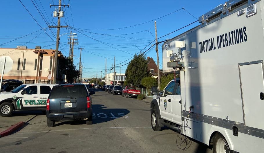 Oficiales de tácticas especiales realizan operativo tras reportarse un robo en un edificio de Oakland
