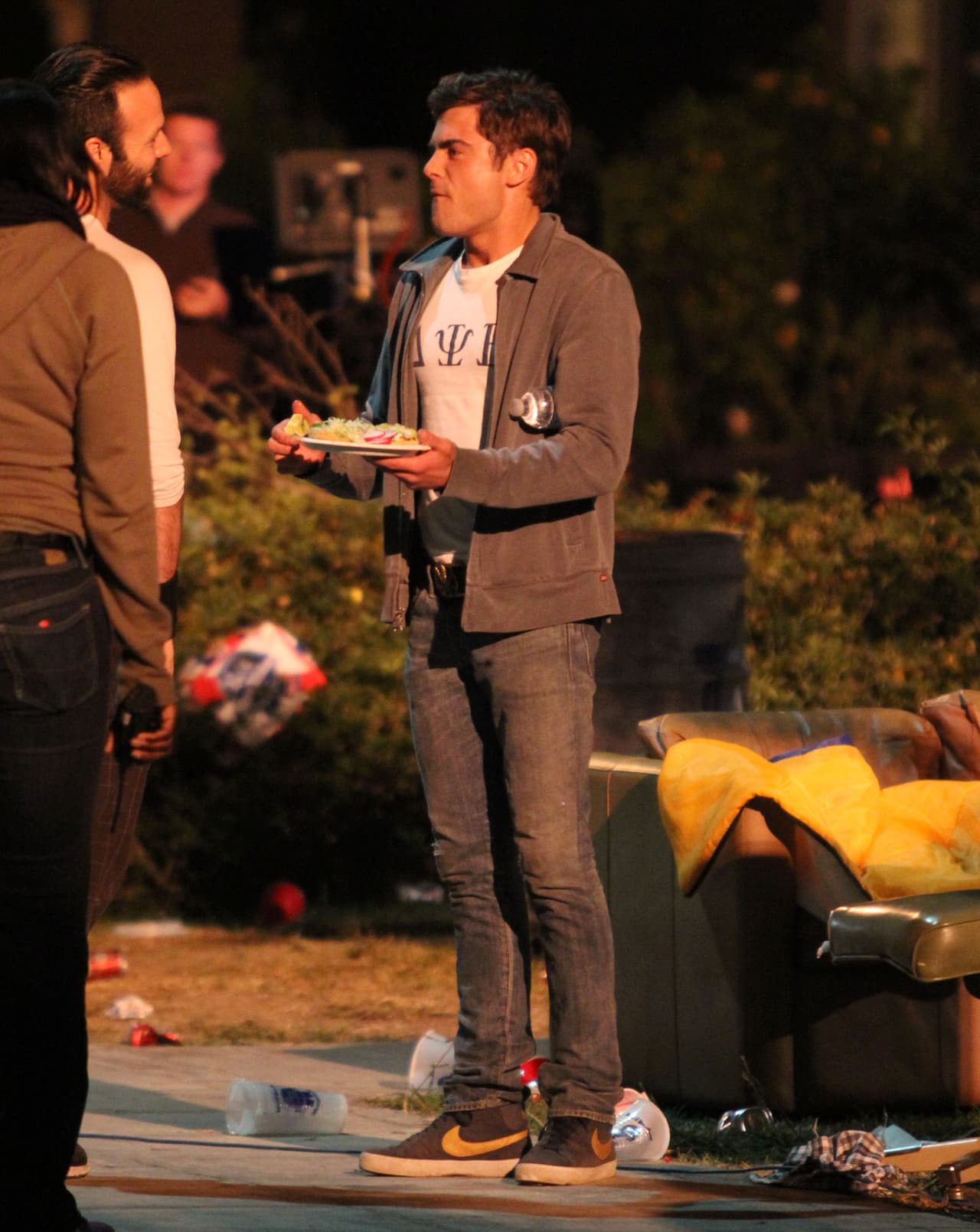 El guapo actor Zac Efron fue captado hace algún tiempo mientras rodaba una película que entre escena y escena aprovechaba para consentir al estómago.