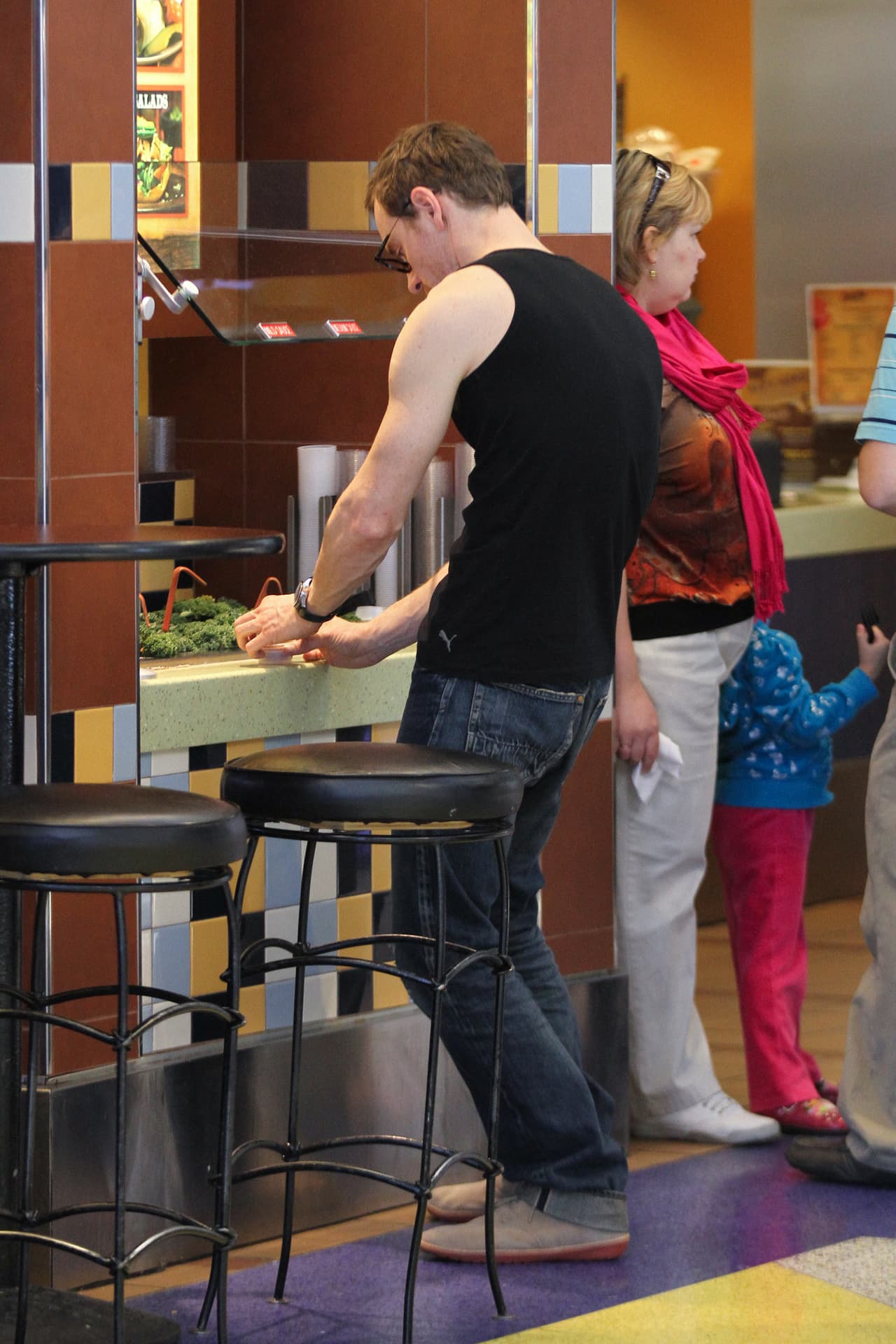 Los tacos son tan irresistibles que ni el actor Michael Fassbender se ha podido quedar al margen. En alguna ocasión fue visto en un local de tacos donde se tomó su tiempo para ordenar.