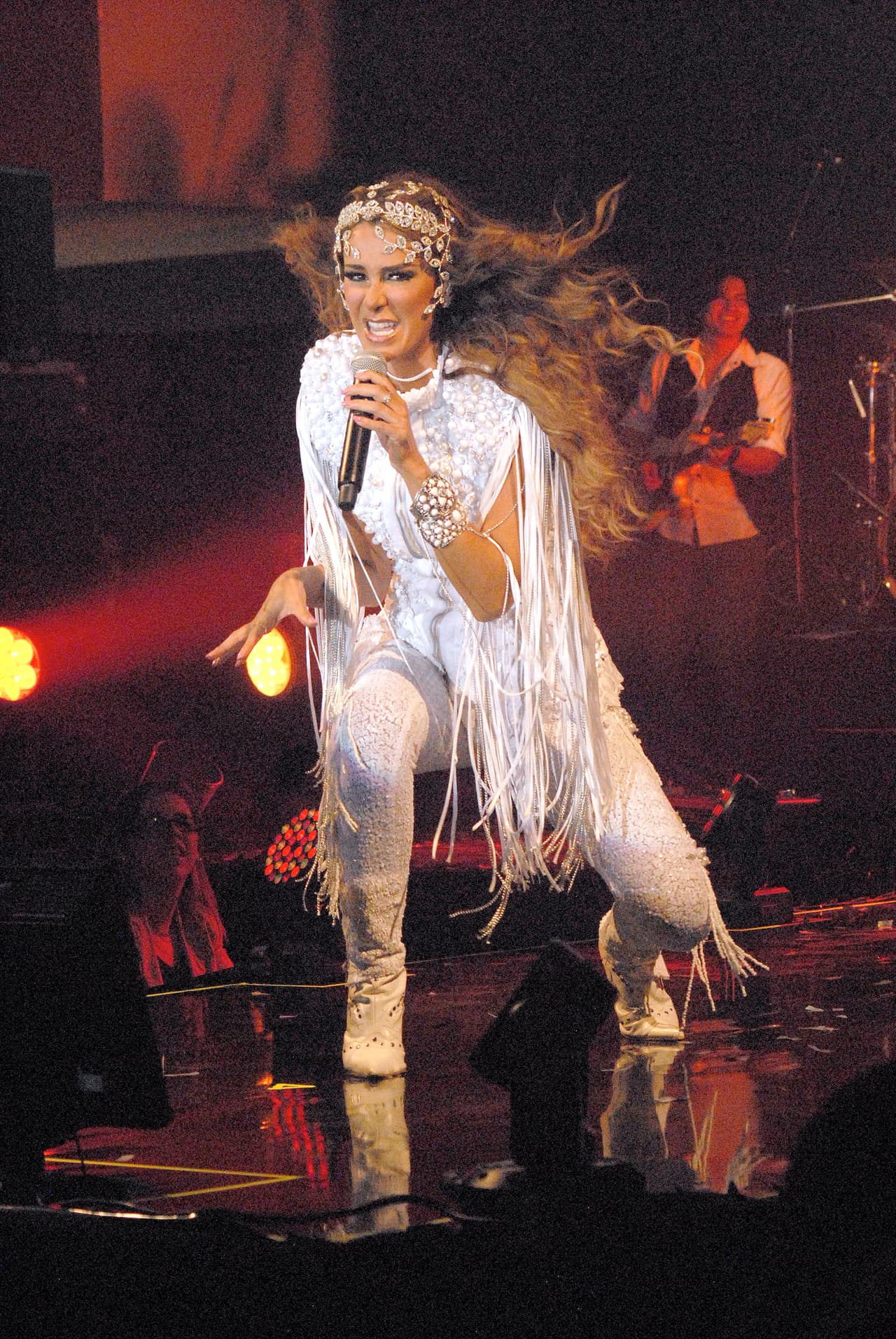 Aún con atuendos completos y de estilo vaquero, la bella Ninel logra verse simplemente espectacular.