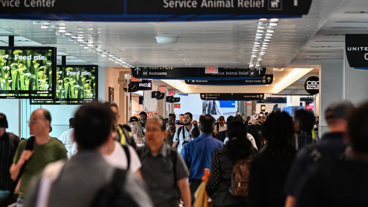 Largas filas, caos y retrasos: el cierre de gobierno afecta la operación en los aeropuertos de Houston