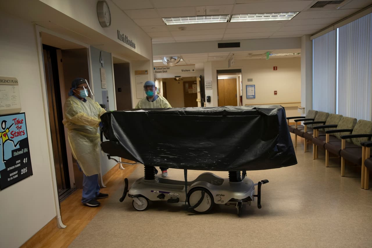 Personal del St. Jude Medical Center de Fullerton, California, retira el cadáver de una víctima del coronavirus el 7 de julio del 2020. California ya tiene un millón de infectados del COVID-19, el 60% de los cuales son hispanos. (AP Photo/Jae C. Hong, File)