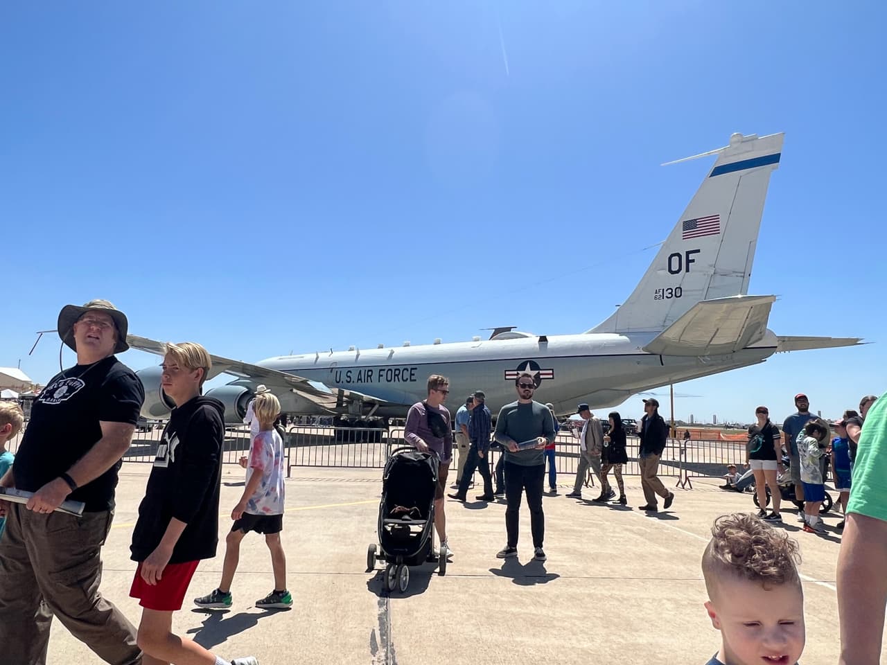 Cientos de adultos y niños visitaron la base aérea para disfrutar del show del aire.