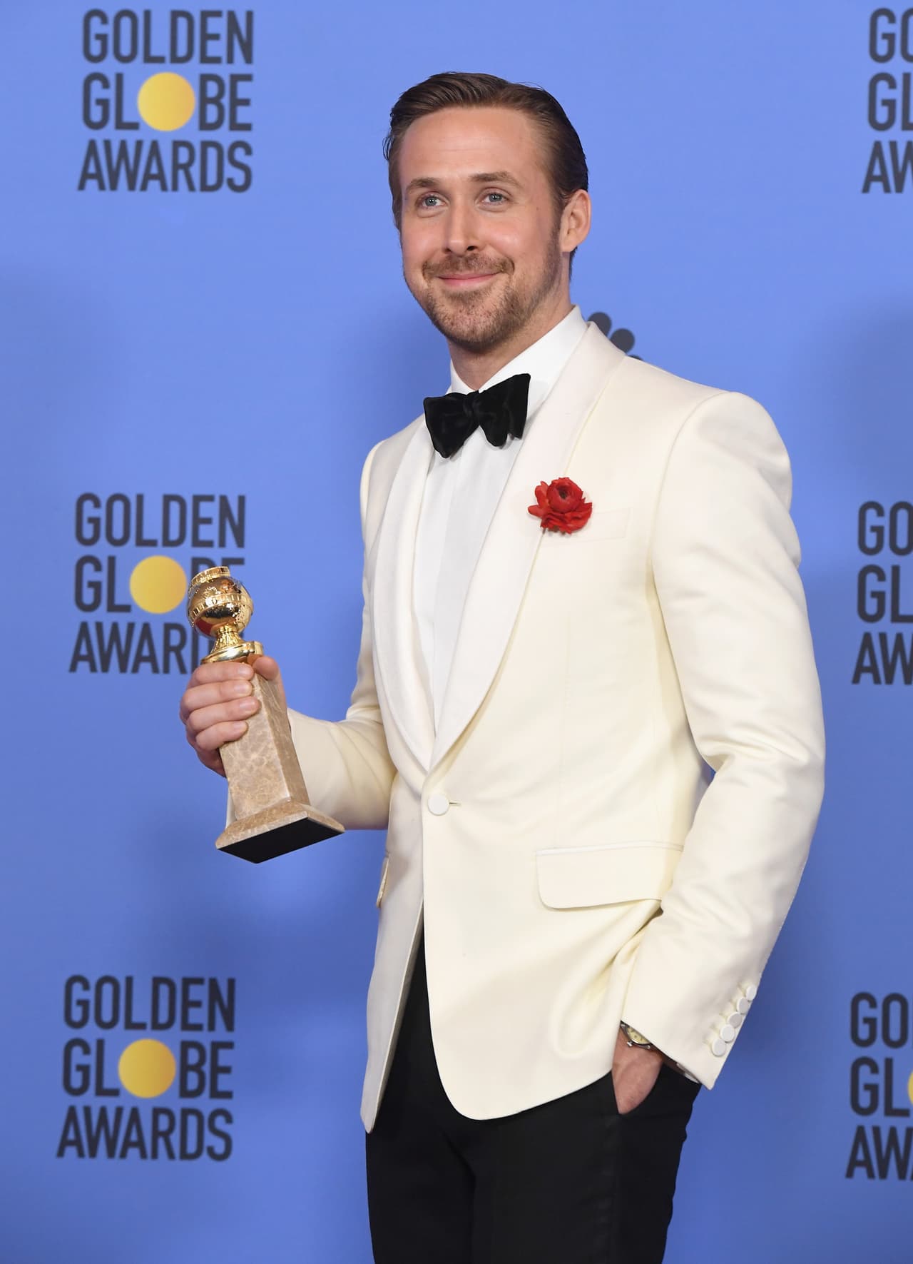Ryan Gosling le dedicó su premio por La La Land a su esposa Eva Mendes. "Mientras yo estaba bailando, cantando y tocando el piano en una de las mejores experiencias haciendo una película ella estaba en casa educando a nuestra hija... y ayudando a su hermano a pelear con el cáncer", dijo el actor conmovido. Para finalizar dedicó el premio a la memoria de Juan Carlos Mendes, hermano de la actriz, quien murió en abril a los 53 años.