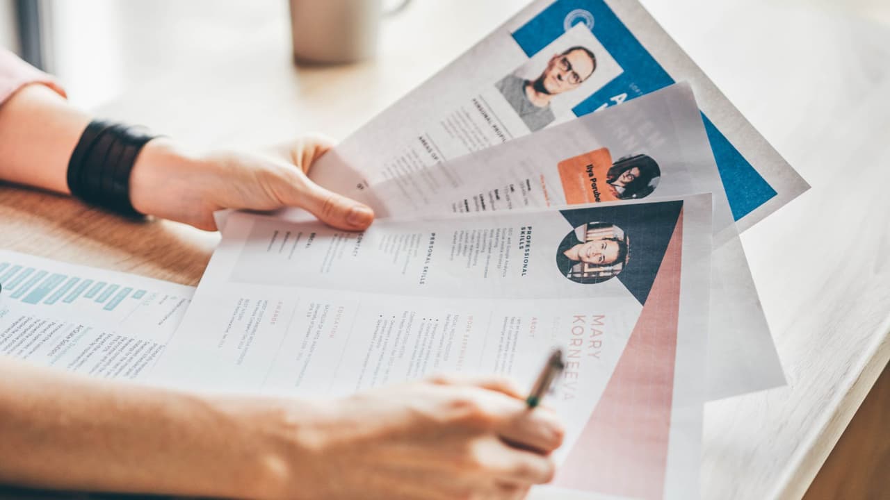 <h3 class="cms-H3-H3">Consejos prácticos</h3> La recomendación principal por parte de expertos migratorios es no dar nada por sentado. 
<b>Habla con tu empleador y con un abogado de inmigración</b>. Documenta bien tus credenciales, cartas laborales y la descripción del puesto. Planea tus tiempos, 
<b>porque las fechas de registro, el sorteo y la implementación en embajadas pueden variar. </b>Mantente atento a las guías técnicas que emitan las agencias federales; 
<b>ahí se aclarará quién debe pagar, cómo se hace el depósito y si habrá excepciones o reembolsos.</b>