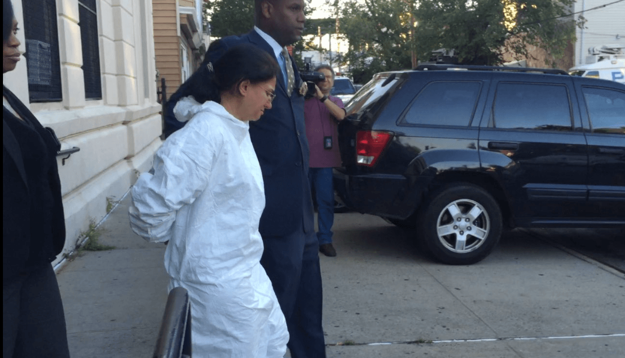 Cargos de asesinato contra la madrastra de la niña hallada muerta en Queens