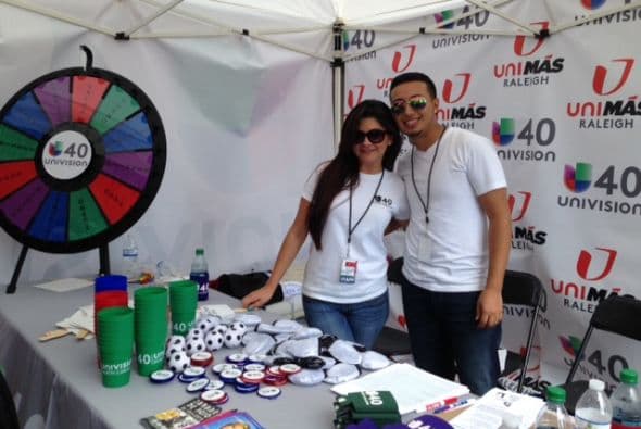 Cientos de personas asistieron a la 21º Fiesta del Pueblo este domingo en el centro de Raleigh. Grandes y pequeños pudieron disfrutar junto a Univision 40 de un ambiente lleno de juegos, antojitos, productos y mucho entretenimiento.