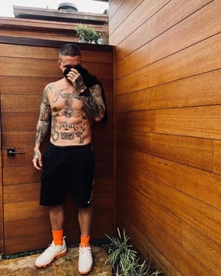 En su abdomen también grabó la palabra "fénix", ave mitológica que se caracteriza por renacer de sus propias cenizas.