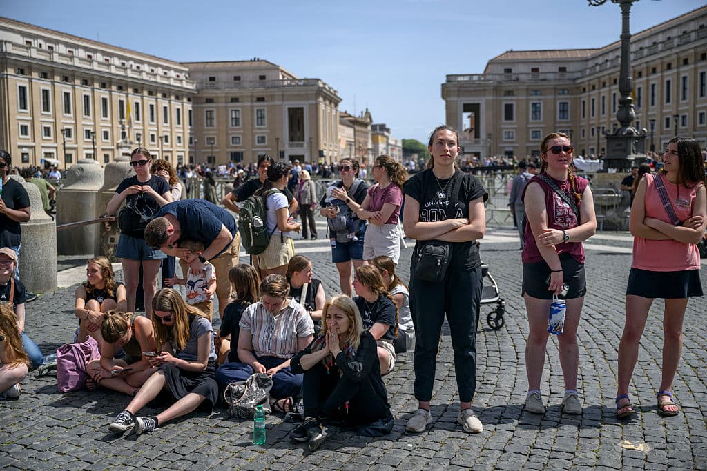 Feligreses en la plaza de San Pedro tras anunciarse la muerte del papa. (Photo by Antonio Masiello/Getty Images)