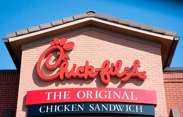 <b>Chick-fil-A </b>anunció este domingo que cerraba sus comedores y solo atendería al público a través del auto servicio. Algunos de sus restaurantes tienen esta opción y otros entrega a domicilio. "Sabemos que estos son tiempos difíciles, pero continuaremos haciendo nuestro mejor esfuerzo para servirte" concluyeron 
<a href="https://www.chick-fil-a.com/corona-virus" target="_blank">en un comunicado en su página web. </a>