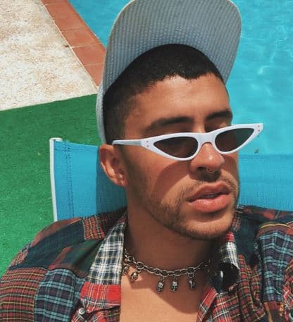 A través de Facebook, fue difundida una carta dirigida a Bad Bunny en la que, de manera irónica, una maestra le agradece tanto al cantante como a Ricardo Rossello, gobernador de Puerto Rico, por "su exitoso plan para crear una generación de imbéciles".