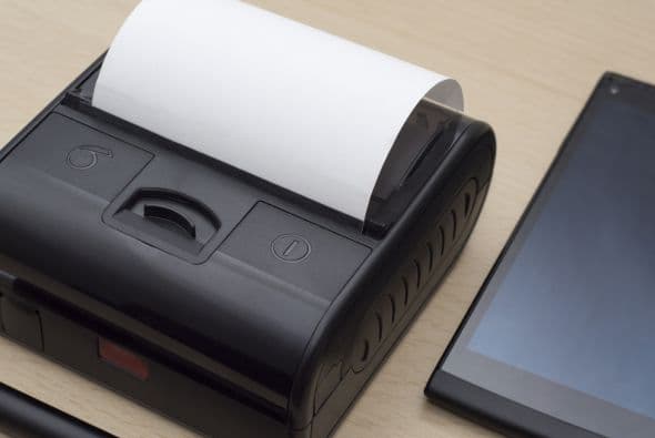 Una impresora portátil. Si trabajas un poquito aquí y otro poco allá, encontrarás este gadget súper útil. ¿Lo mejor? Al ser compacta y de batería duradera, puedes llevarla contigo donde vayas.