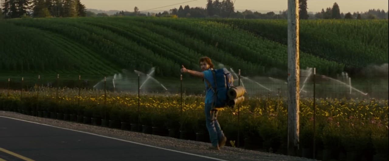 El viaje, el aislamiento y el contacto con la naturaleza ayudan a Christopher a ver la vida diferente, reencontrarse con sí mismo y dejar atrás los problemas que lo atormentaban antes de emprender la aventura.