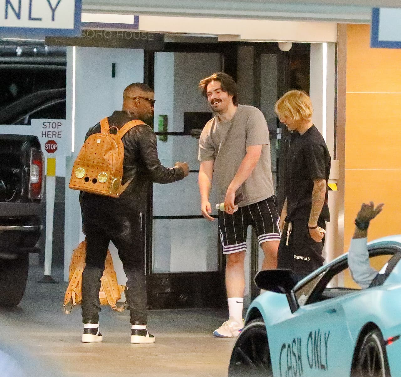 Justin Bieber fue captado por los paparazzi cuando salía del restaurante SOHO House, en West Hollywood, donde se reunió con algunos amigos la tarde del pasado jueves.
