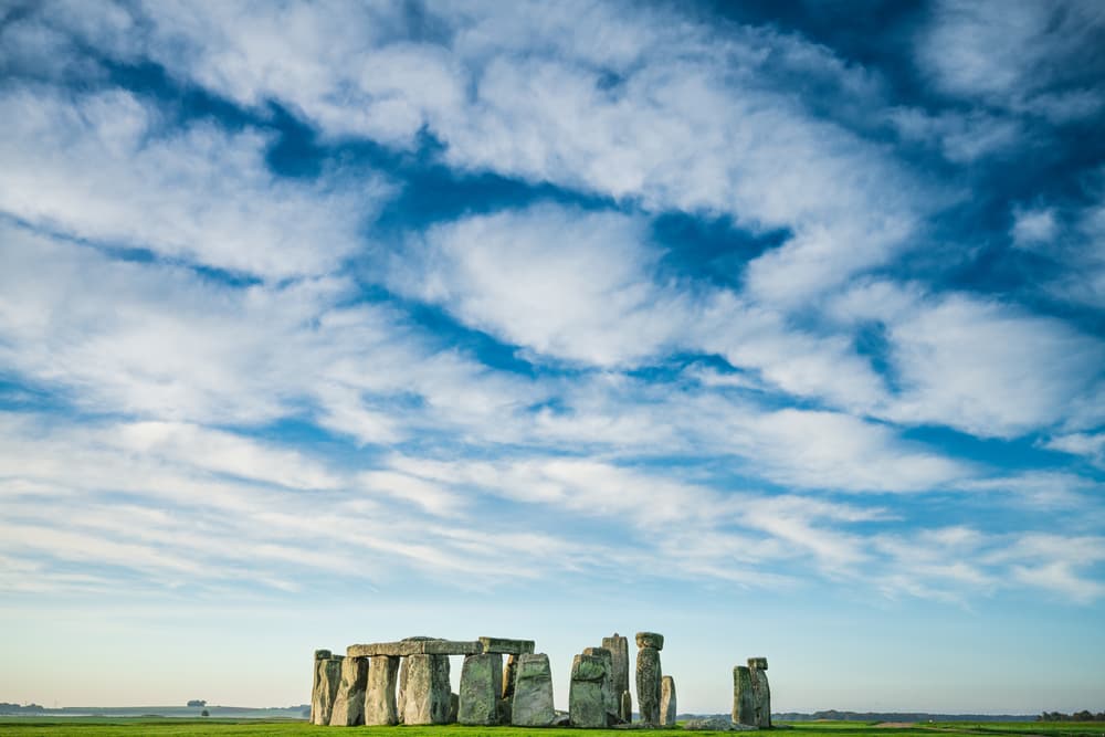 Su construcción está erigida de una forma tal que permite ver el solsticio en el momento exacto que ocurre atravesando unas columnas siempre en el mismo lugar –el conjunto llamado Trilitón- y de una manera espectacular, un evento que atrae millares de seguidores de la Nueva Era y de otras culturas y religiones paganas.