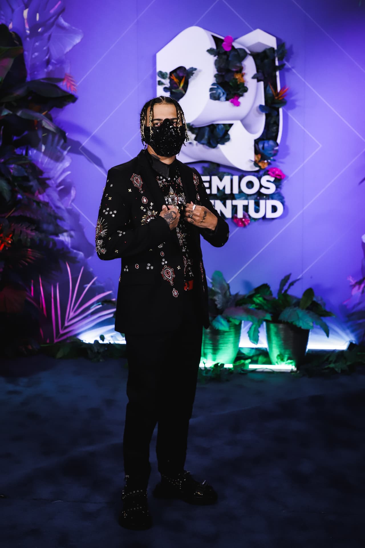 Rauw Alejandro también se inclinó por el uso de pedrería. El cantautor puertorriqueño eligió el color negro como base de su vestuario.