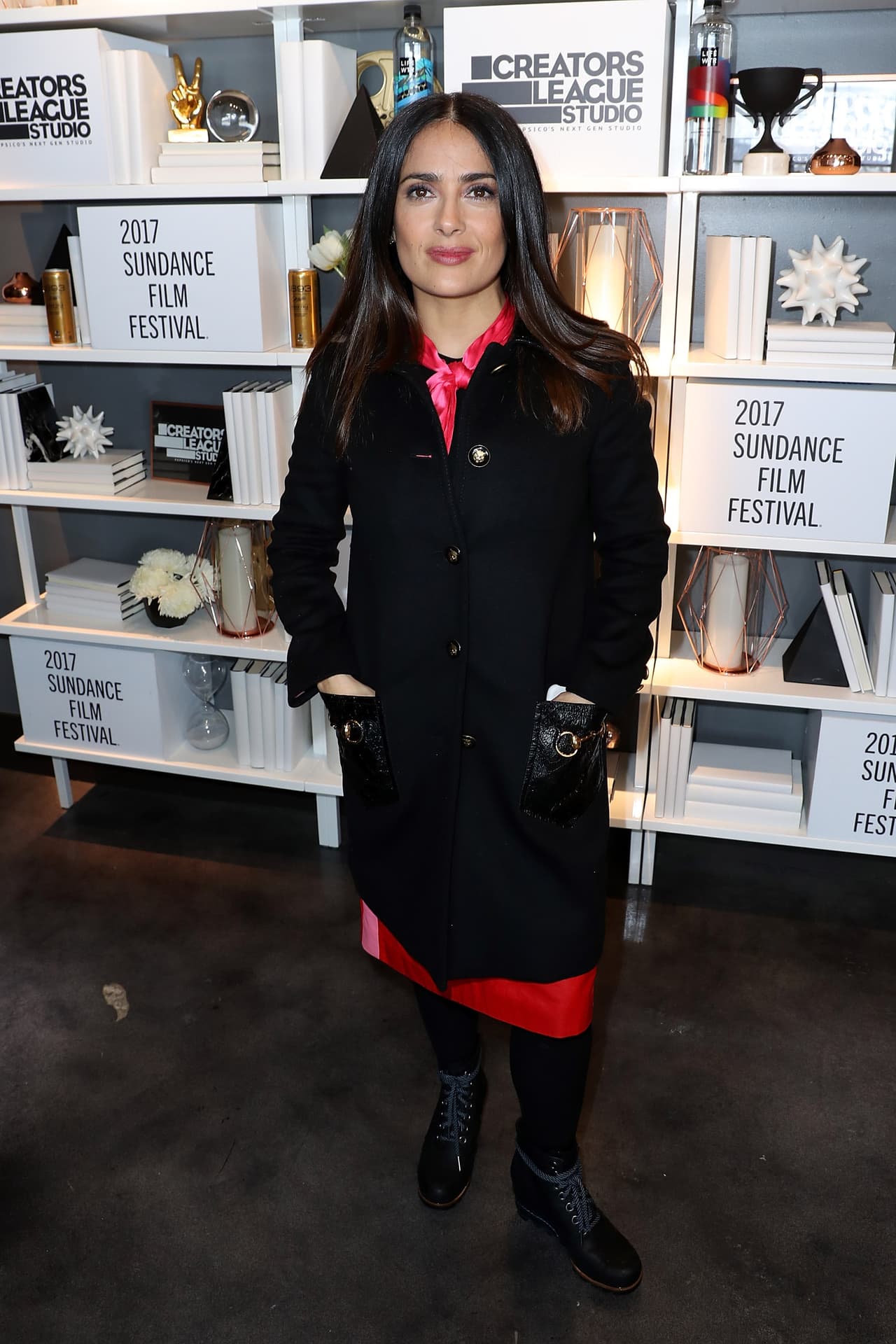 Muy cómoda con su abrigo negro.