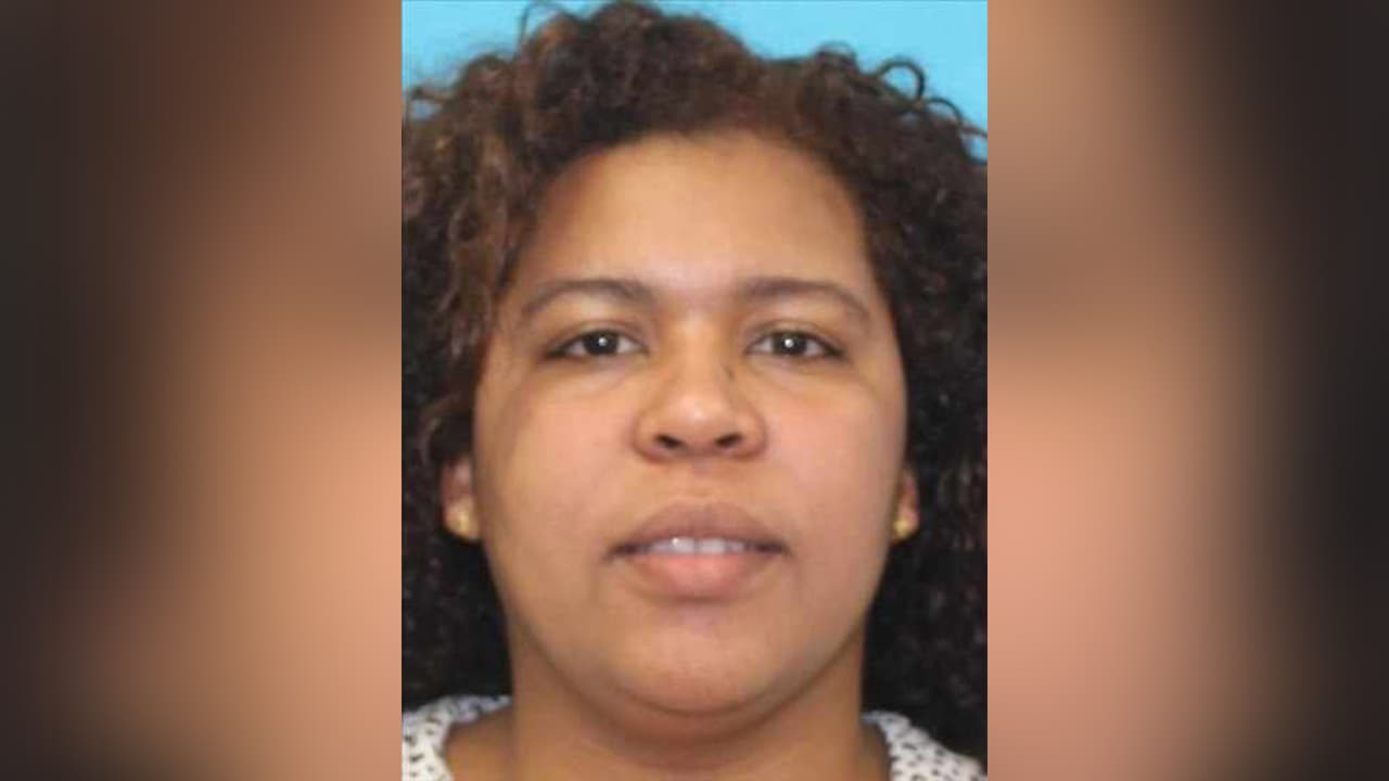 Rosy Miguelina Suárez de la Cruz es buscada por robo agravado de entre $2,500 y $30,000.