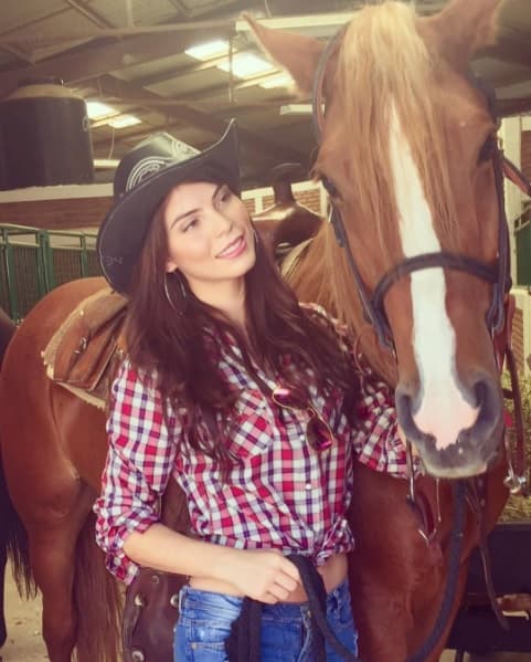 Don Antero expresó que su miedo era que saliera embarazada (siendo soltera) una de sus pequeñas, cuando dejó a Esmeralda sola emprender camino en la Ciudad de México y en ese entonces definió a Ana Bárbara, como la "alegría", mientras que de Esmeralda dijo que era "la tristeza" de su vida.