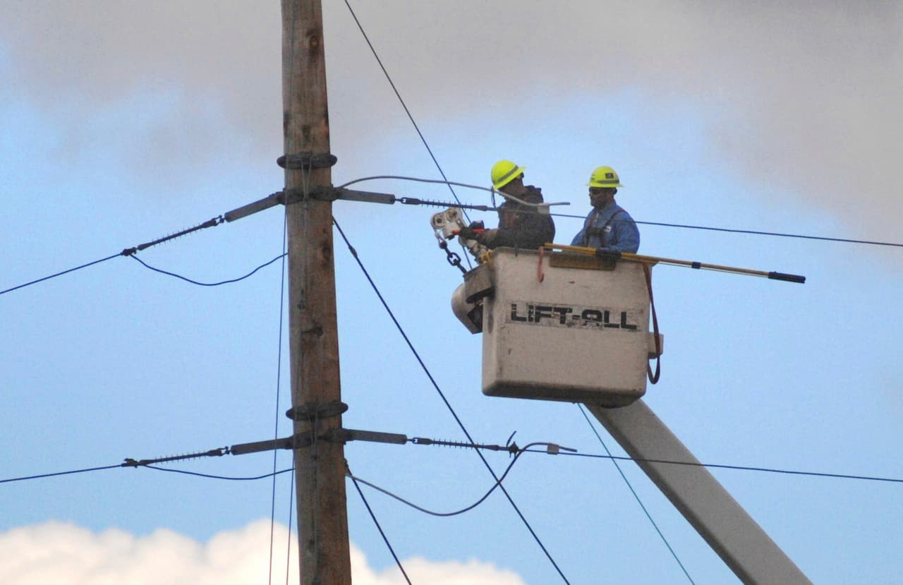 Reportan apagones tras una mañana con lluvias intensas
