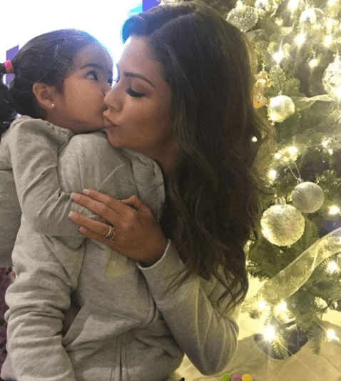 A Giulietta le gusta tanto la Navidad, que quiere que el arbolito se quede todo el año.