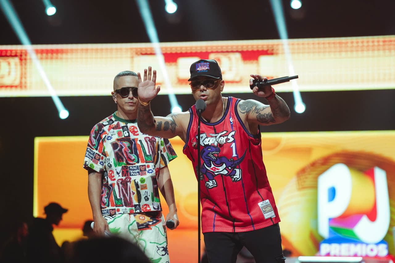 'El Dúo de la Historia' también llegó a los ensayos de Premios Juventud y así los vimos prepararse en su papel de hosts.