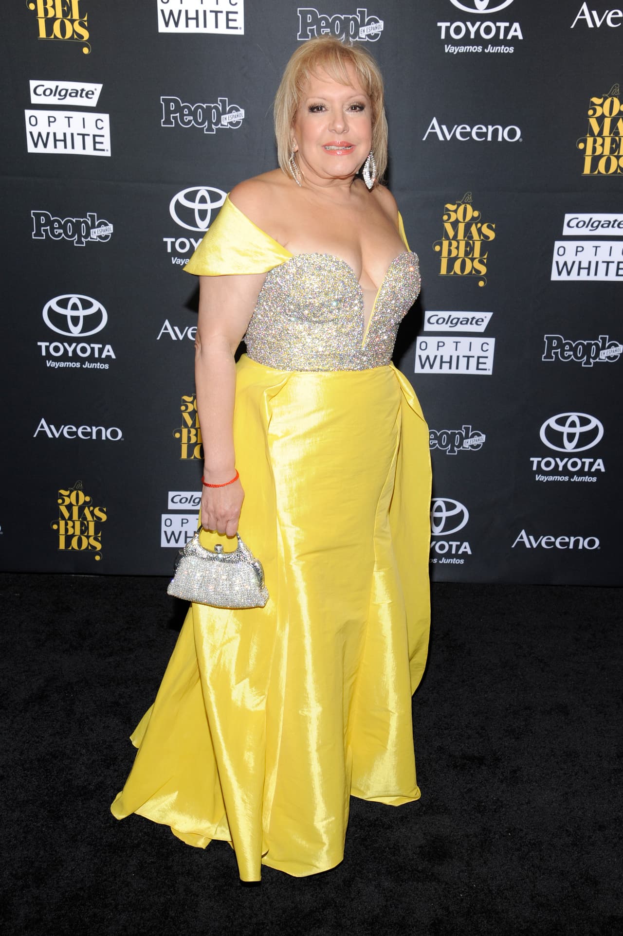 La Doctora Nancy se arriesgó con este atuendo. Aunque el corte le favoreció a su figura, el color fue un exceso.