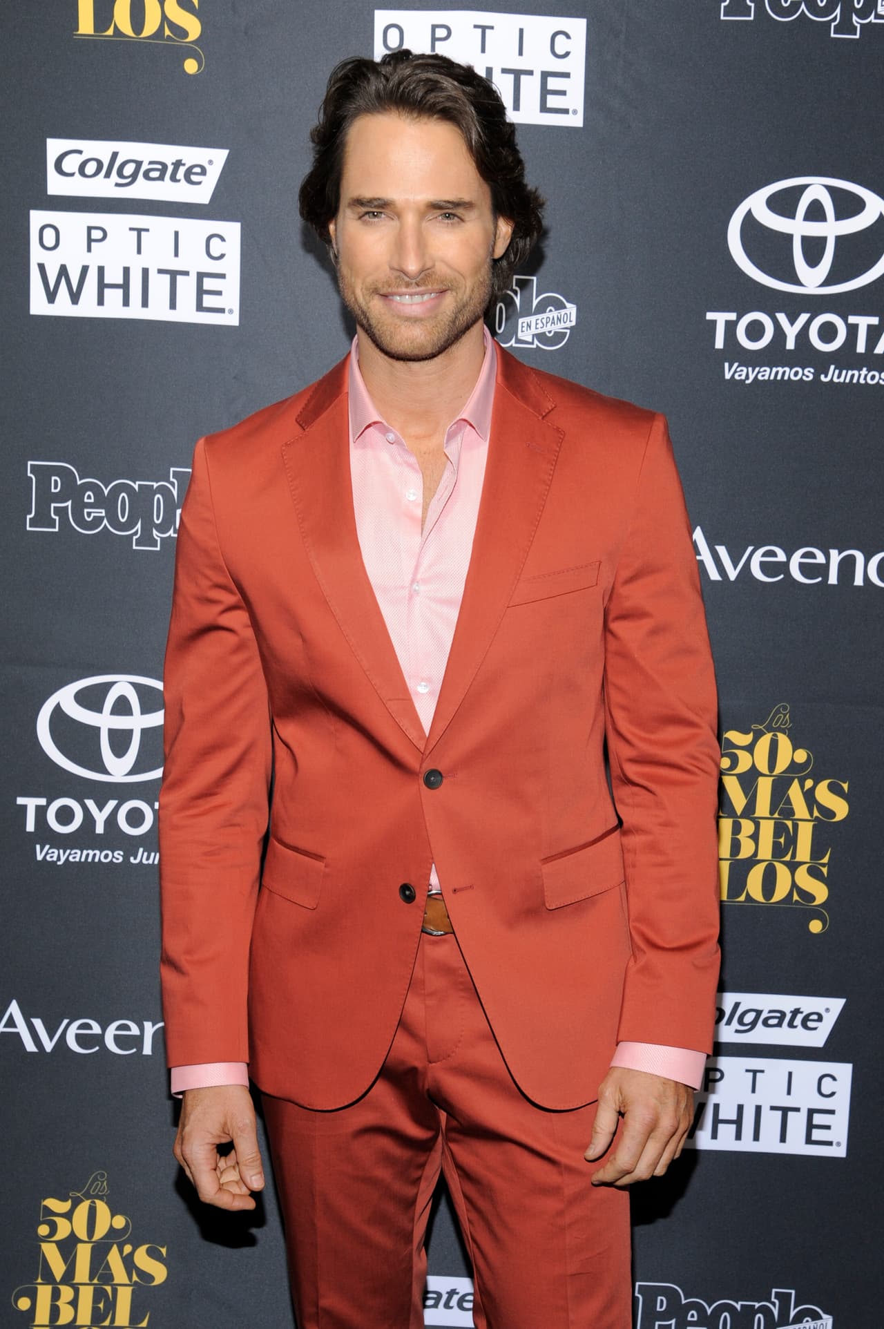 Fue Sebastián Rulli quien no encantó con el color de su traje.