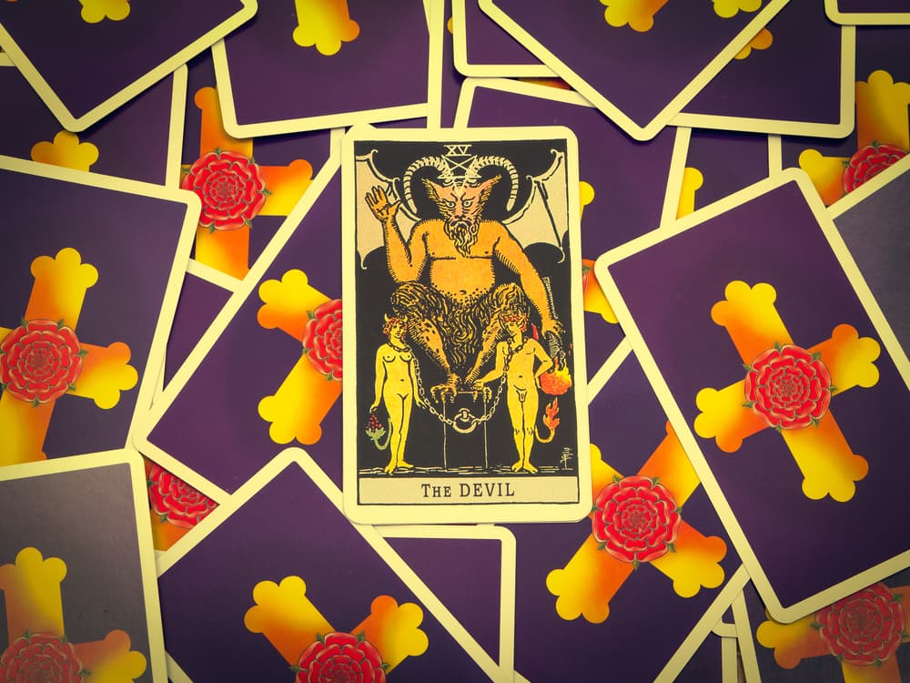 Uno pensaría que si te sale la carta del diablo durante una lectura de Tarot es motivo de susto, terror o preocupación pero en realidad no es el caso. Es cierto que la carta del diablo es compleja y complicada de leer dependiendo de la situación pero como veremos a continuación en realidad no es una señal funesta o para ponernos a temblar.