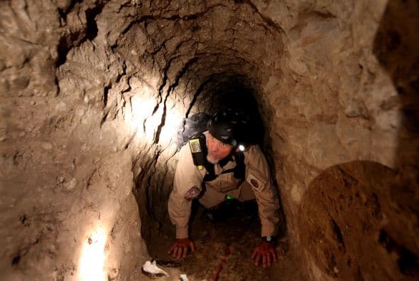 Dos personas fueron detenidas por agentes que descubrieron el miércoles el túnel entre la ciudad mexicana de Tijuana y San Diego en el lado estadounidense.