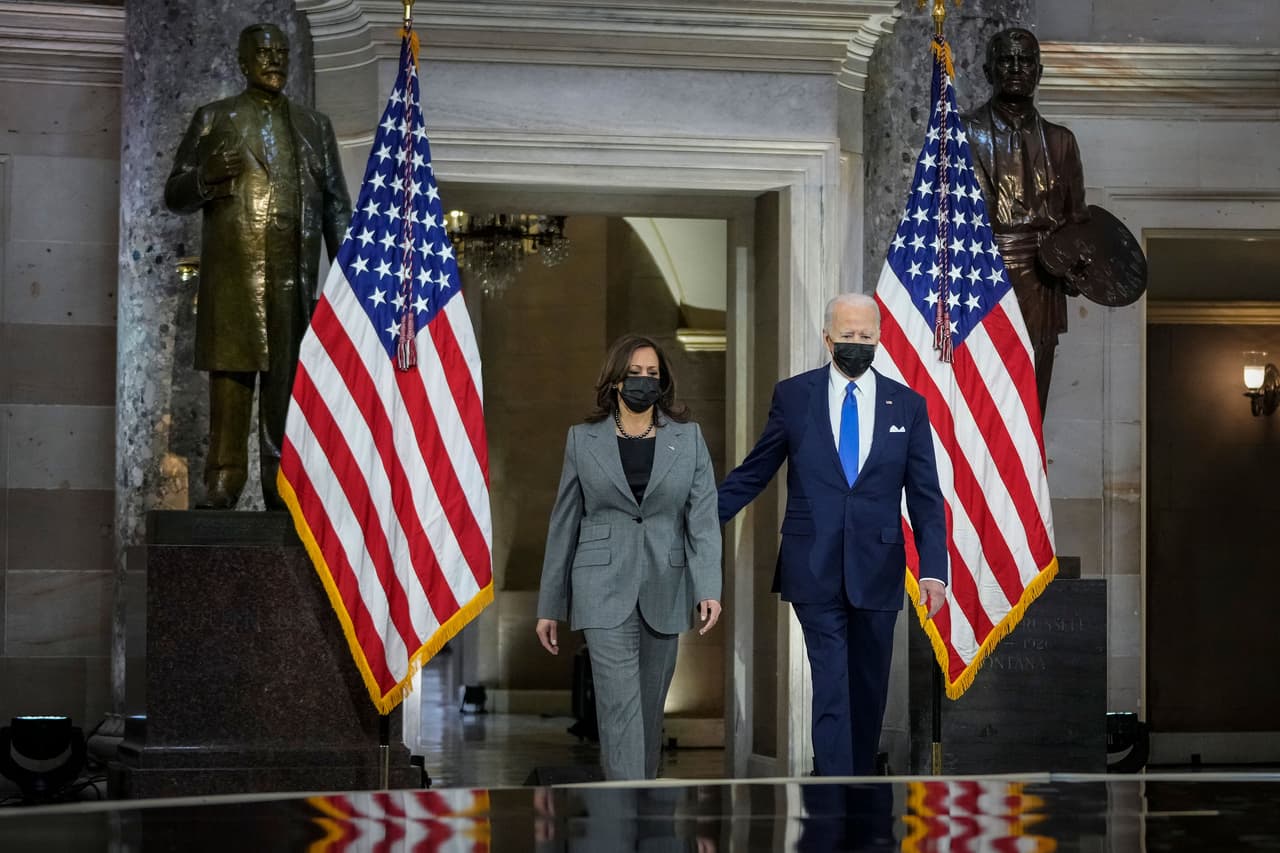 <b>“El derrotado expresidente”, de ignorar a Trump a desafiarlo</b>
<br>
<br>Tras un año de ignorar a su predecesor y su instancia de que hubo un fraude en las elecciones de 2020, Biden aprovechó el primer aniversario del asalto al Capitolio por parte de una turba de simpatizantes del republicano para arremeter contra este y 
<a href="https://www.univision.com/noticias/politica/un-ano-del-asalto-al-capitolio-biden-trump-responsable-violencia-ataque-al-congreso"><u>responsabilizarlo por el violento ataque, que dejó 5 personas muertas</u></a>. 
<br>
<br>Biden sigue sin llamarlo por su nombre, pero pasó de llamarlo “el tipo anterior” a decirle “el derrotado presidente” en los discursos que ha dado desde entonces, en los que el mandatario lo ha dibujado como una amenaza para la democracia estadounidense.
<br>
<br>La fotografía muestra la entrada del presidente Biden y la vicepresidenta Harris al Salón de las Estatuas del Capitolio, donde habló el 6 de enero de 2021.
<br>