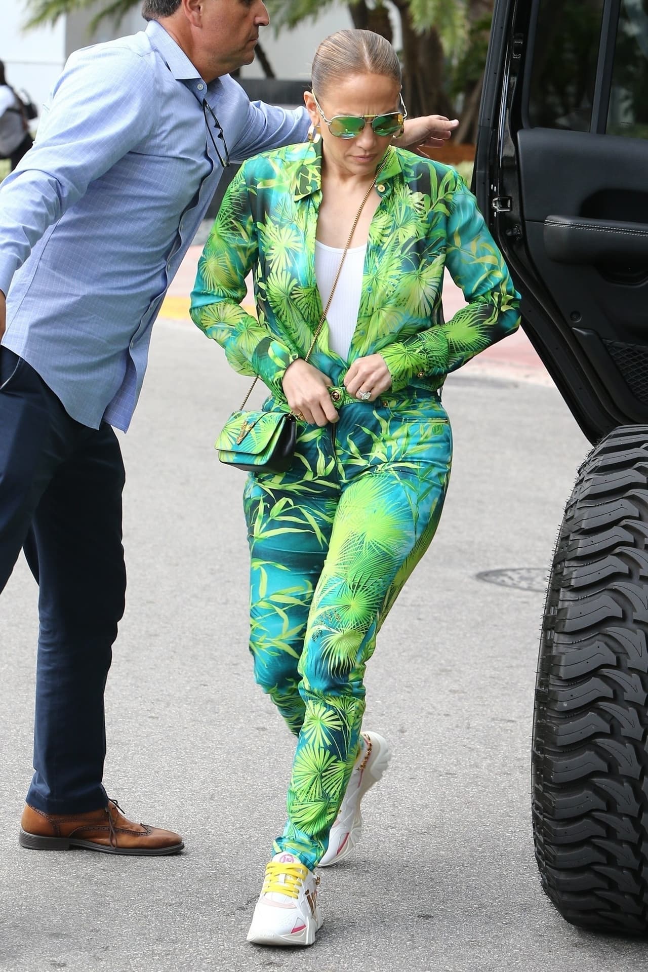 JLo es imagen de la campaña Primavera-Verano 2020 de la marca, junto con la modelo Kendall Jenner.