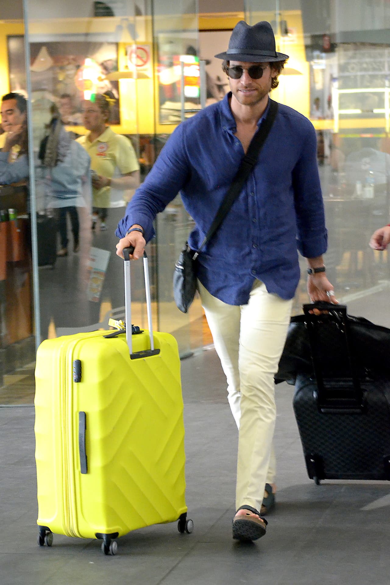 Al parecer Angelique se puso de acuerdo con su pareja. Sebastián Rulli también llevaba sombrero y gafas.