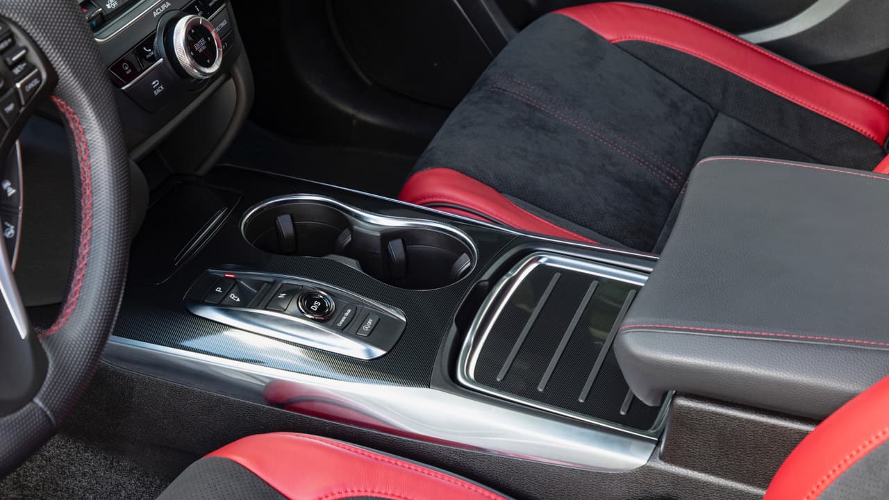 Como toda camioneta familiar la Acura MDX A-Spec cuenta con un interior práctico para viajes largos con sus infaltables portavasos y una gran cantidad de prácticos habitáculos para almacenar objectos sueltos.