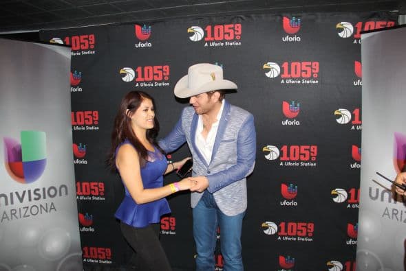 El Dasa no solo deleitó a sus fans con su voz y carisma, también compartió con ellos tomándose fotos antes del concierto. 