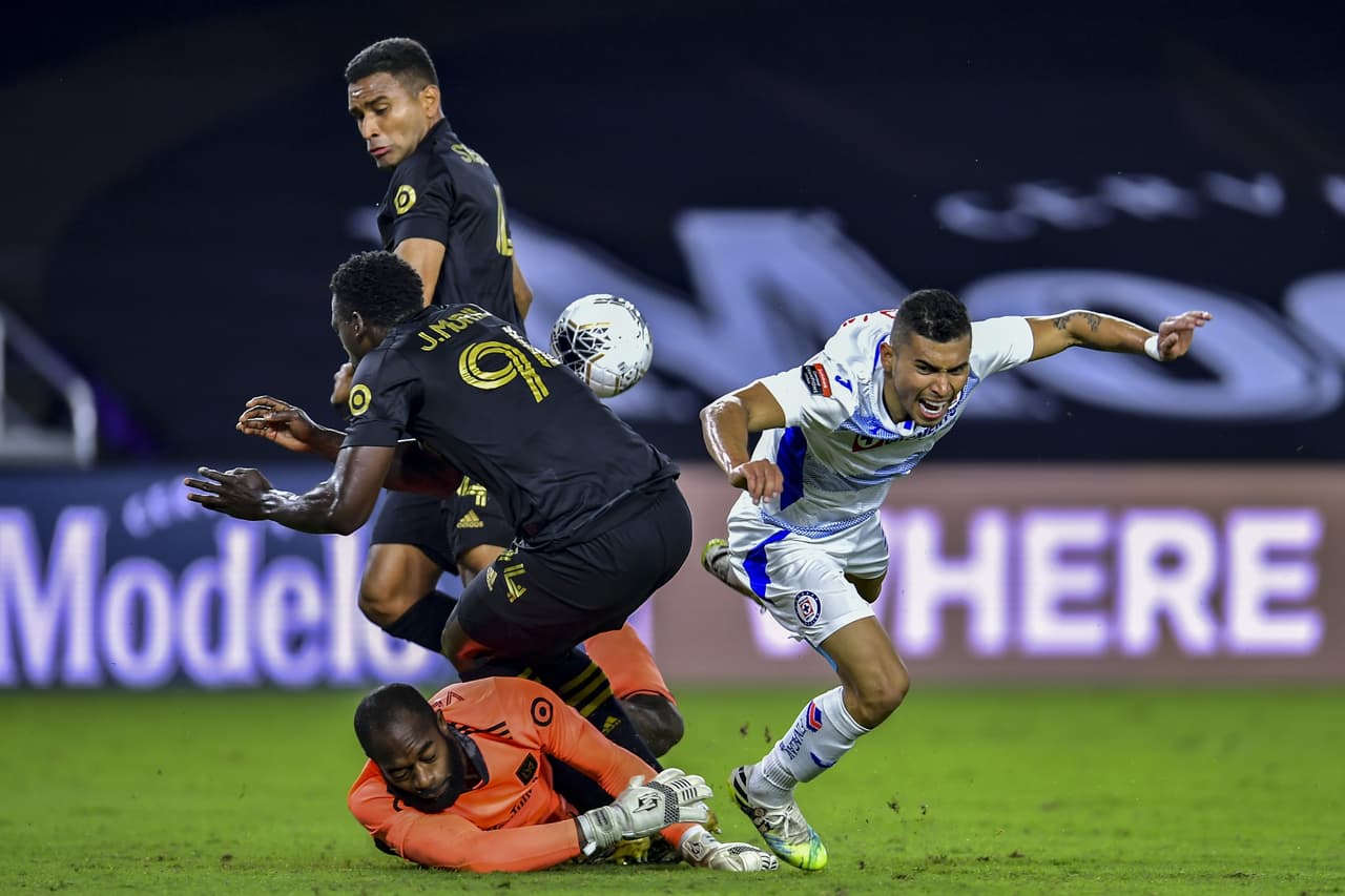 Carlos Vela y Kwadwo Opoku consiguen imponerse al Cruz Azul 2-1 en partido único y avanzan a las semifinales del torneo.