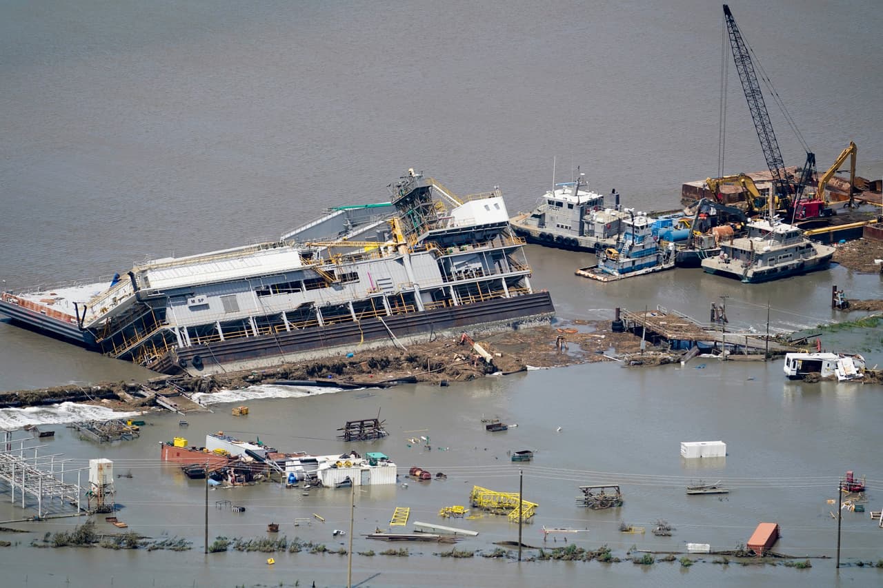 La mayoría de las casas que permanecieron intactas todavía tenían tejas faltantes, ventanas rotas y patios llenos de escombros.